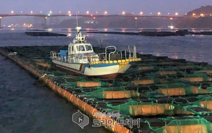 항해 중 어선, 가두리양식장 위로 올라가는 사고 발생