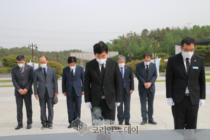 김진표 의원, 광주 방문해 국립묘지 참배 및 주요 정관계 인사와 환담
