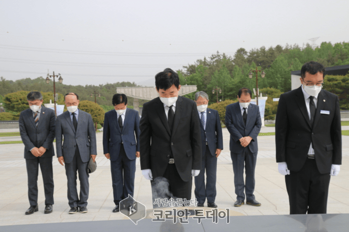 김진표 의원, 광주 방문해 국립묘지 참배 및 주요 정관계 인사와 환담