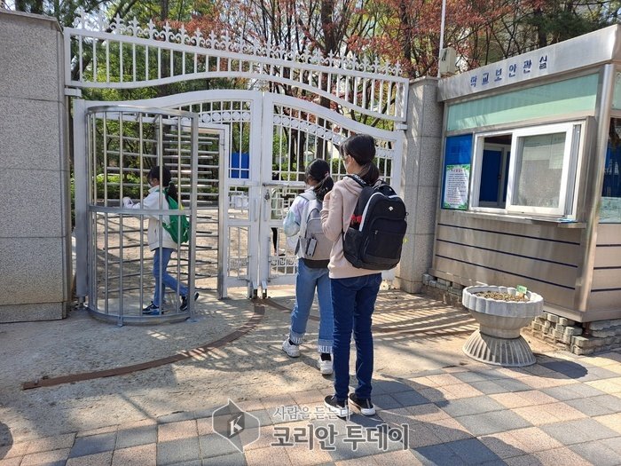 서울계남초, 우리학교 후문에는 빙글빙글 돌아가는 『회전문』이 있어요.