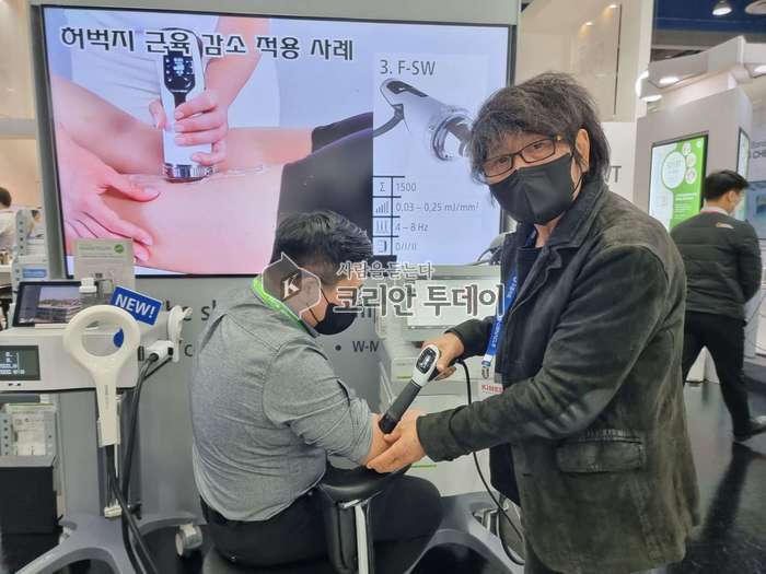 KiMES 베트남국가대표팀의 ‘약손’으로 불리는 최주영 교수(수석 의무팀장) 충격파 시연