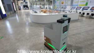 국립중앙과학관, 독자 개발한 거대언어모델 탑재한 AI 자율주행 로봇 ‘나르고’ 상설 전시 개시