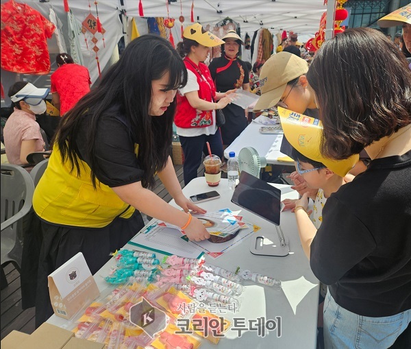 [코리안투데이] 2024년 부천 다문화 축제에서 체험 행사 부스를 운영하고 있다 © 이예진 기자
