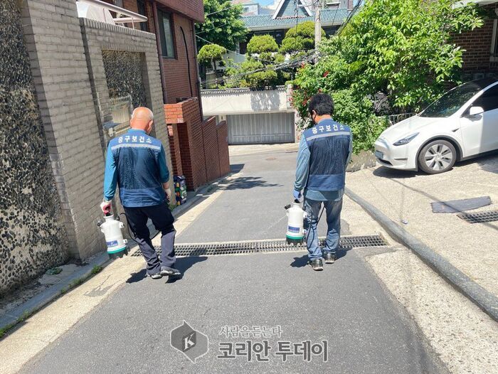 [코리안투데이] 중구의 모기 방역 모습 © 지승주 기자