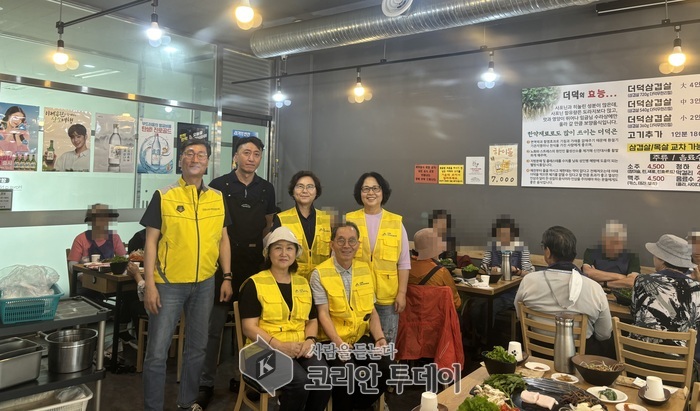 [코리안투데이]세종 고운동, 무더운 여름 앞두고 어르신들에게 삼겹살 대접 © 이윤주 기자