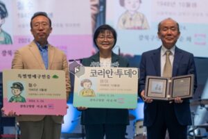 강북구, 교과서 캐릭터 ‘철수와 영이’에 특별 명예구민증 수여