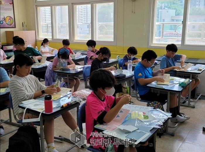 [코리안투데이] 청곡초 5학년 학생들이 만든 교재로 인구교육을 진행_용인특례시 © 김나연 기자