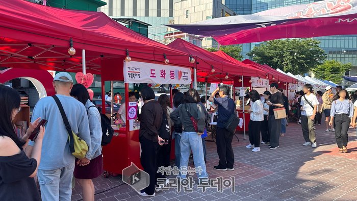 [코리안투데이] 알뜰 북마켓 부스가 중고 도서를 구매하려는 사람들로 북적이는 현장 © 송현주 기자 (출처: 홍보미디어과)