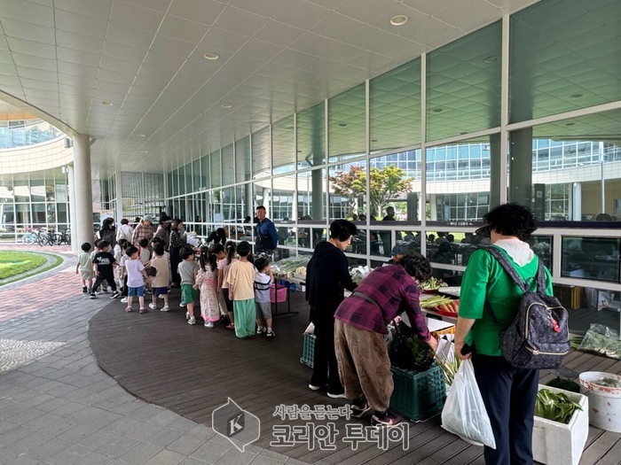 [코리안투데이] 소담동복합커뮤니티센터 ‘찾아가는 로컬푸드 직매장’ © 이윤주 기자