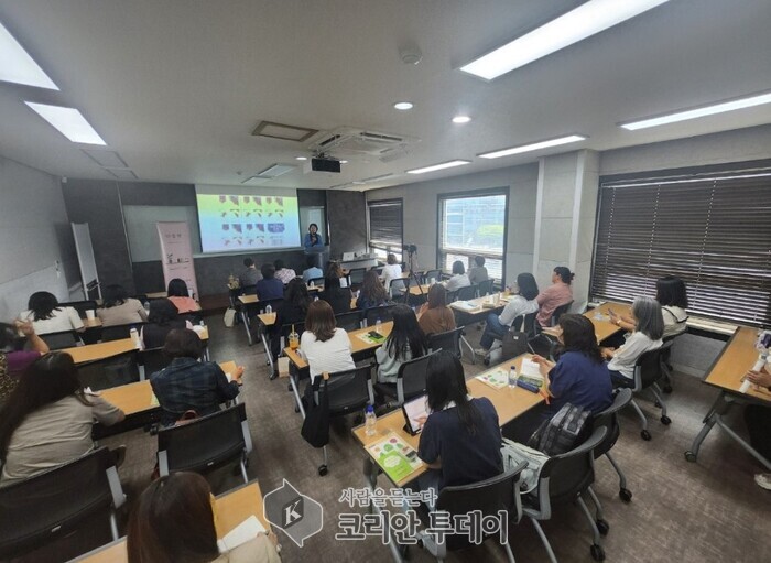[코리안투데이] '어린이의 자아를 탐험하는 그림책' 주제 김지은 교수 강연 모습 © 백창희 기자