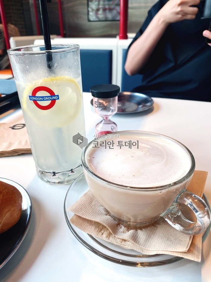 [코리안 투데이] 런던 지하철 컨셉의 독특한 인테리어와 풍성한 베이커리 메뉴로 주목받아 © 이명애 기자