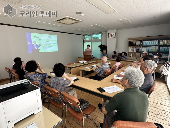 [코리안투데이] ‘어르신 디지털 교육: 스마트폰&키오스크 활용’ 교육 현장 © 김미희 기자