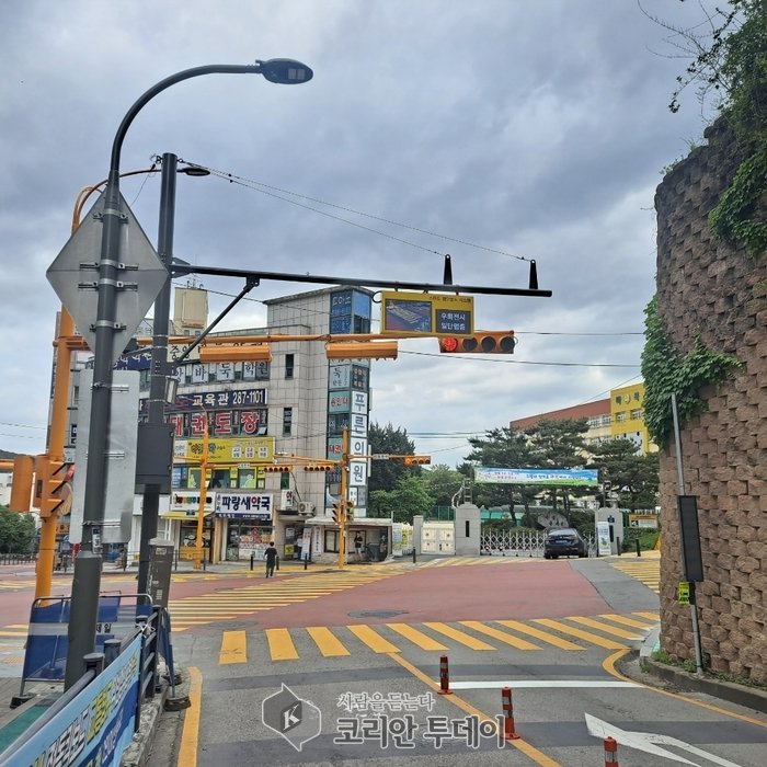 [코리안투데이] 마북초등학교 사거리에 설치된 우회전 안내전광판 - 용인특례시 제공 © 김나연 기자
