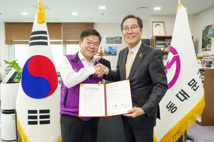 [코리안투데이] 동대문구와 삼육식품의 탄소 중립 업무협약식 모습(왼쪽 이필형 동대문구청장, 오른쪽 전광진 삼육식품 사장) © 박찬두 기자