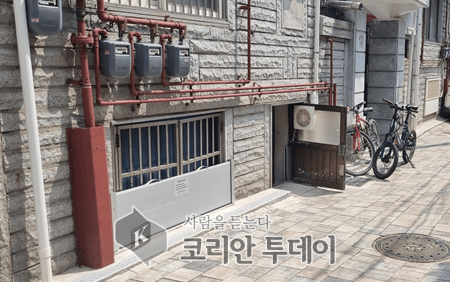 [코리안투데이] 반지하 주택에 물막이판을 설치한 모습 © 지승주 기자