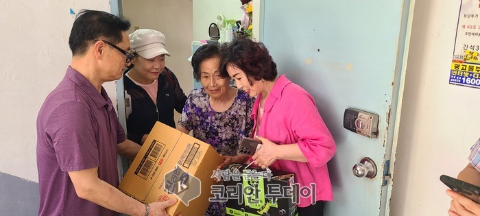 [코리안투데이] 어르신들 가정에 위문품 ©전달 김현수 기자