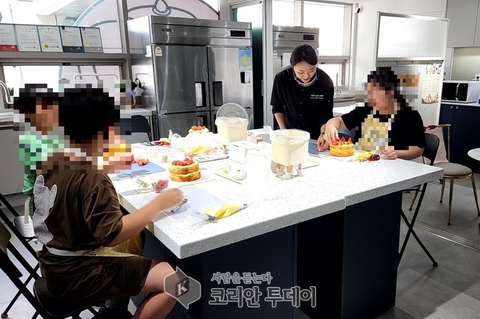 [코리안투데이] 대평동_가치잇케이크 수업진행 © 이윤주 기자