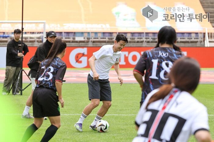 [코리안투데이] 손흥민 조기축구 참여모습 © 김현수 기자
