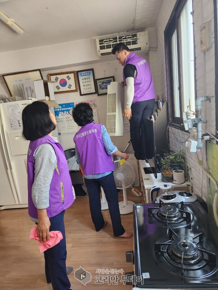코리안투데이] 만수2동 통장협의회, 무더위쉼터 운영 앞서 경로당 환경정비 실시] © 김현수 기자