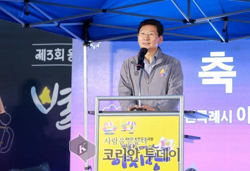 [코리안투데이] 이상일 용인특례시장이 29일 열린 용인중앙시장 별빛마당 야시장 개막식에서 축사를 하고 있다. © 김나연 기자