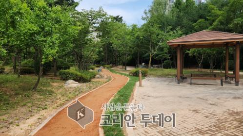 [코리안투데이] 용인특례시 기흥구 영덕레스피아 맨발 어싱길 조성 ©김나연 기자