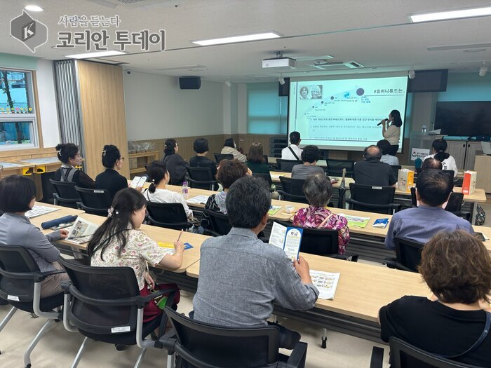 [코리안투데이] 치매환자 돌봄과 스트레스 완화 프로그램에 참여한 참가자들 모습 © 김미희 기자
