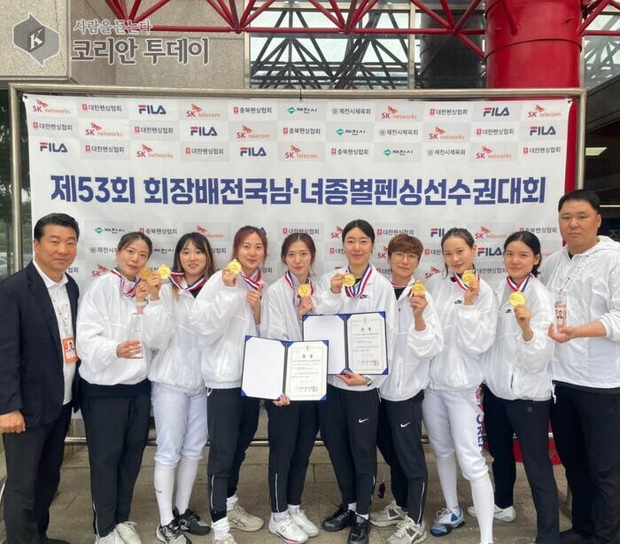 [코리안투데이] 제53회 회장배 전국대회서 공동우승 기념 촬영 © 김미희 기자