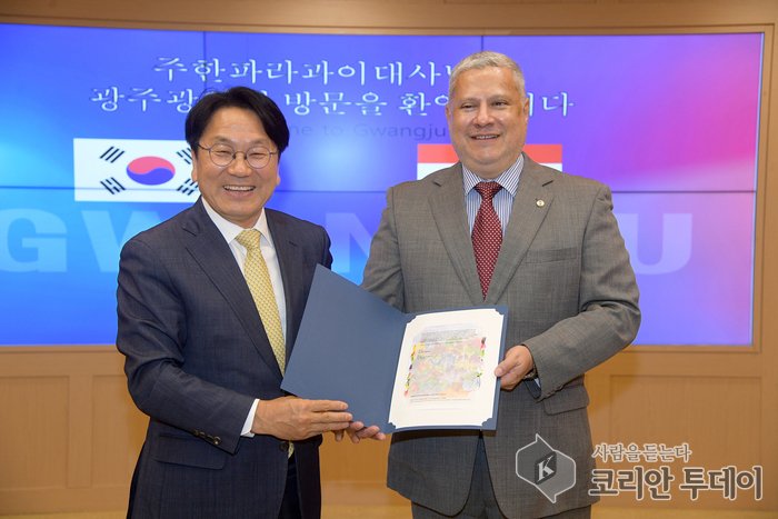 [코리안투데이] 강기정 광주광역시장과 미겔 앙휄 로메로 주한 파라과이 대사와 촬영 © 최효남 기자