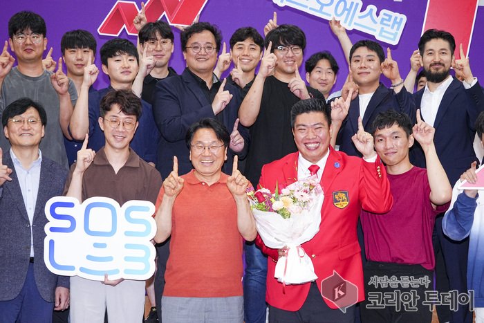 [코리안투데이] 강기정 광주광역시장이 에스오에스랩 정지성 대표에게 꽃다발 전달 © 최효남 기자