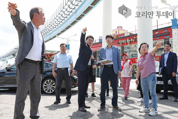 [코리안투데이] 현장 행정 통해 지역 상인과 소통하는 구청장 © 김미희 기자