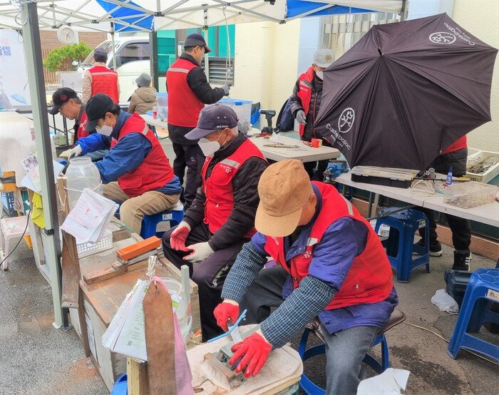 [코리안투데이] 주민센터 앞에서 무딘 칼을 갈고, 우산을 수리하고 있는 ‘수리뚝딱 영가이버’ 모습