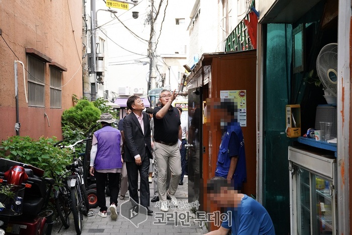 [코리안투데이] 정문헌 종로구청장이 관내 곳곳에 현장점검 진행하는 모습 © 송정숙 기자