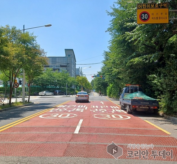 [코리안투데이] 송파구, 어린이보호구역 더 안전하게! 전국 최초 ‘도트무늬 미끄럼방지 포장’ 설치 © 지승주 기자