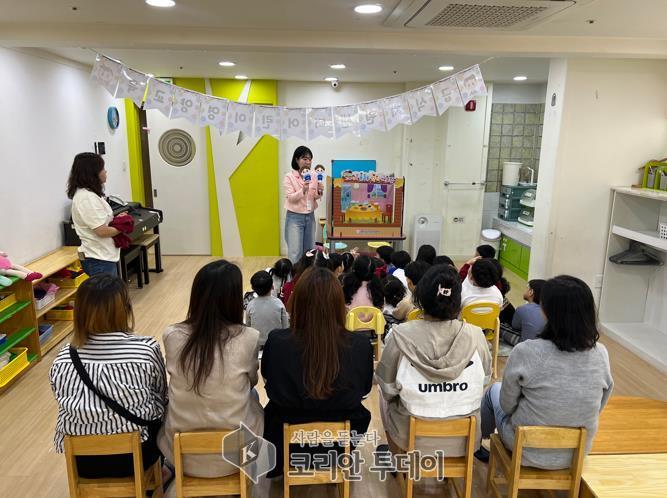 [코리안투데이] 어린이 급식소 참관 프로그램에 참여 중인 학부모의 모습 © 양정자 기자
