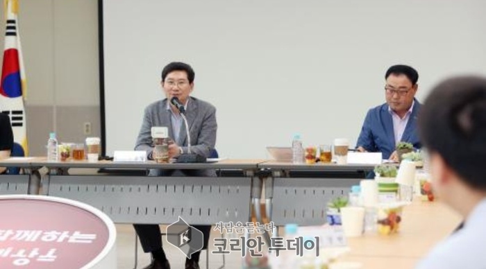 [코리안투데이] 이상일 용인특례시장이 30일 처인구 동부동행정복지센터에서 지역의 주요 현안에 대해 설명하고 있다. © 김나연 기자