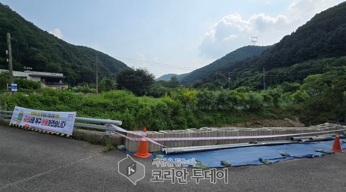 [코리안투데이] 용인시가 완장천 수해지역에 복구공사 안내를 한 모습 © 김나연 기자