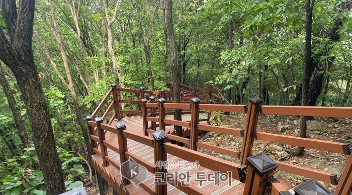 [코리안투데이] 기흥구가 석성산 등산로에 데크 계단을 설치했다. © 김나연 기자