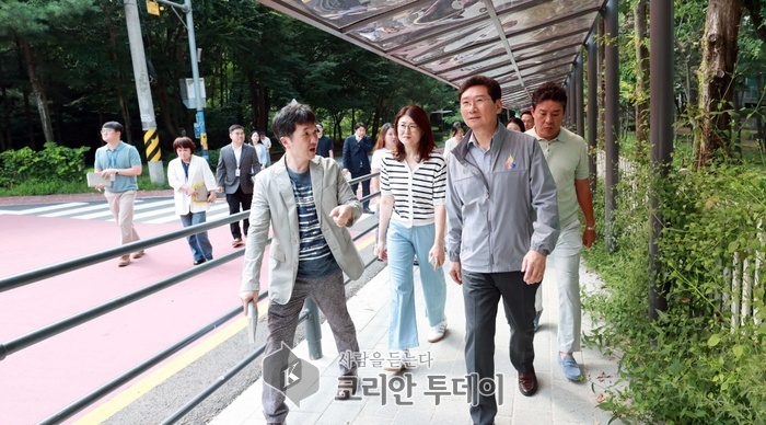 [코리안투데이] 이상일 용인특례시장이 16일 기흥구 보라동 나곡중학교 차양막 설치 현장을 점검하고 있다. © 김나연 기자