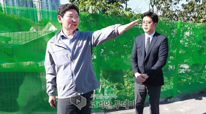 [코리안투데이] 이상일 용인특례시장이 처인구 남동 태성중고등학교를 방문해 옹벽 설치 현장을 살펴보고 있다. © 김나연 기자