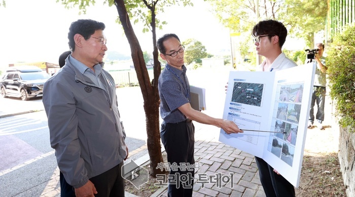 [코리안투데이] 이상일 용인특례시장이 포곡읍 둔전제일초등학교 후문 농로 통학로 개선 현장에 대한 설명을 듣고 있다. © 김나연 기자