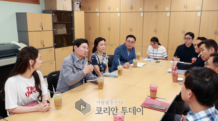 [코리안투데이] 이상일 용인특례시장이 둔전제일초등학교 학부모, 학교 관계자들과 간담회를 하고 있는 모습. © 김나연 기자