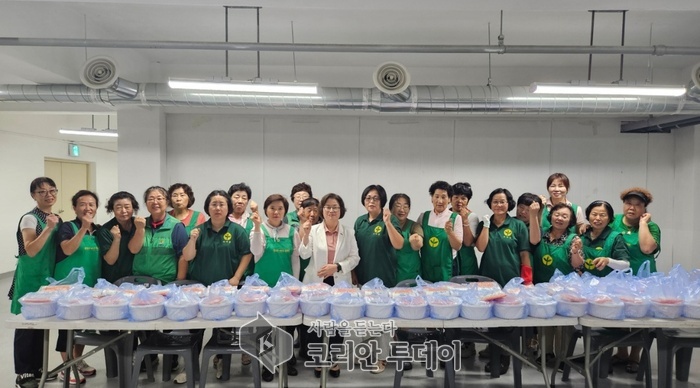 [코리안투데이] 처인구 양지면 새마을부녀회에서 여름을 맞아 주민들에게 삼계탕을 전달했다. © 김나연 기자