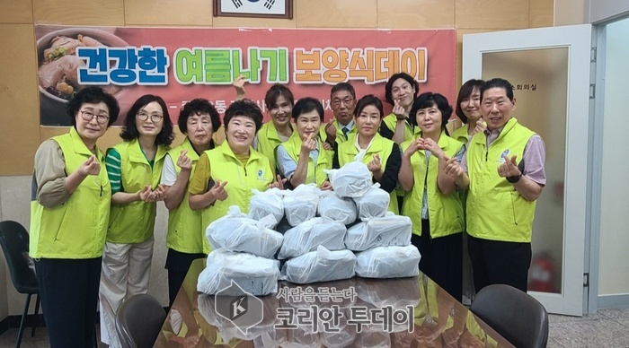[코리안투데이] 수지구 죽전2동 지역사회보장협의체에서 복날을 맞아 주민들에게 삼계탕을 전달했다. © 김나연 기자