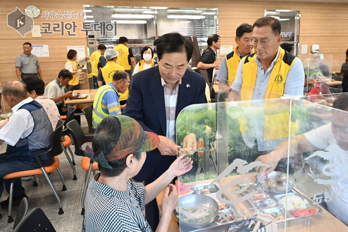 [코리안투데이] 남지종합복지관 장각백숙 나눔 행사 참여하고 있는 성낙인 군수 © 신성자 기자