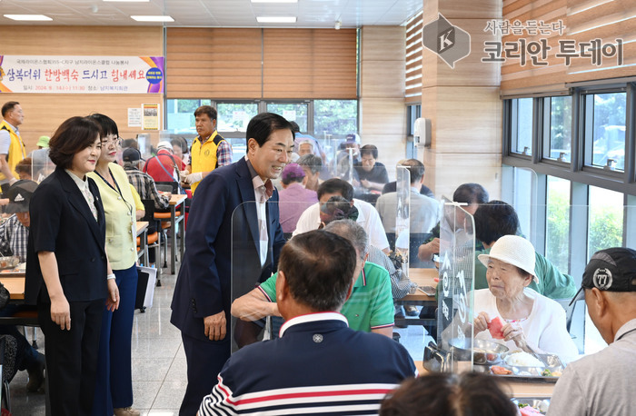 [코리안투데이] 장각백숙 나눔 행사에서 군민의 건강을 살피고 있는 성낙인 군수 © 신성자 기자