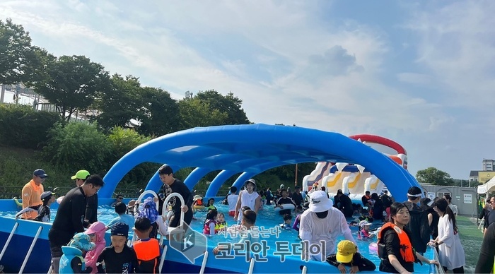 [코리안투데이] 분당구 야탑동 탄천운동장 앞 이동식 물놀이장 © 김나연 기자