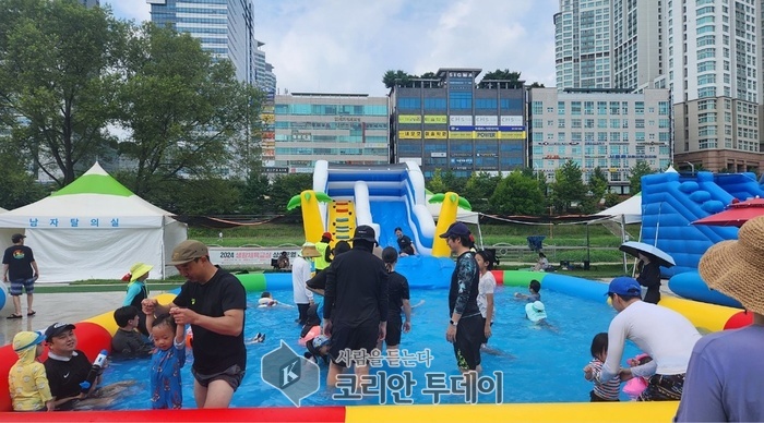 [코리안투데이] 분당구 야탑동 탄천운동장 앞 이동식 물놀이장 © 김나연 기자