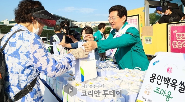 [코리안투데이] 19일 용인특례시청 하늘광장에서 열린 용인백옥쌀 아침밥 먹기 캠페인에 참석한 이상일 시장. © 김나연 기자