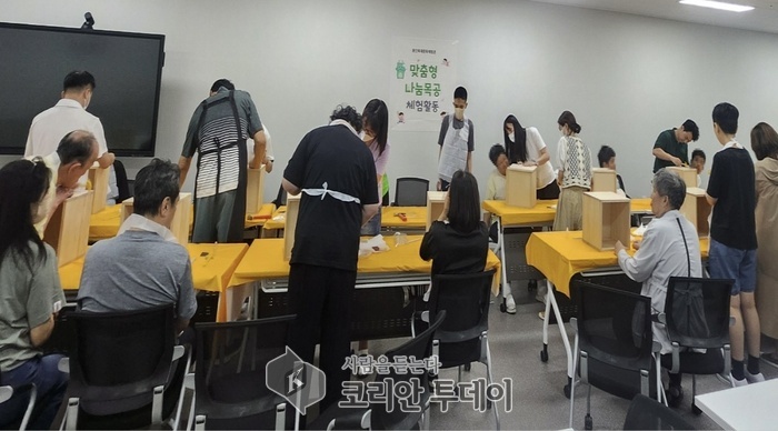 [코리안투데이] 용인특례시가 마련한 나눔목공 체험 프로그램에 참여한 청소년들의 모습 © 김나연 기자