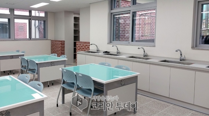 [코리안투데이] 용인특례시 처인구 양지면 제일초등학교 급식실이 리모델링을 통해 새단장을 마쳤다. © 김나연 기자